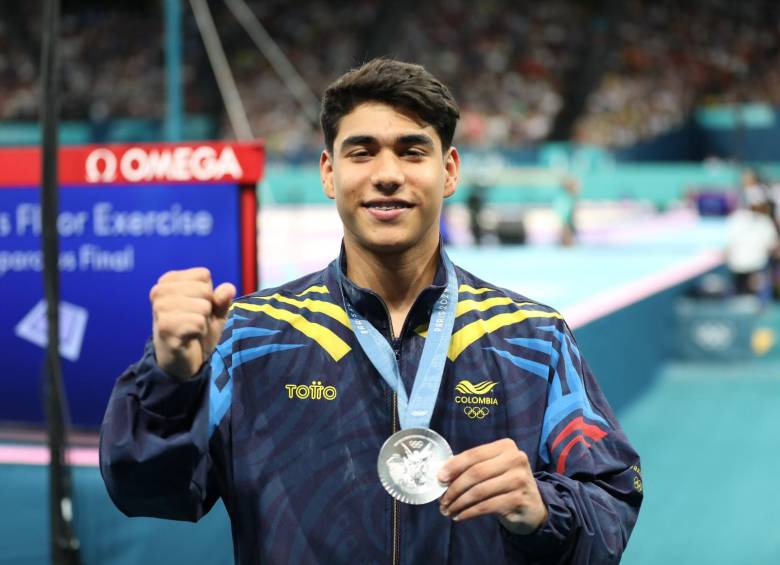 Ángel Barajas posando con la medalla de plata en París 2024. FOTO: JUEGOS OLÍMPICOS