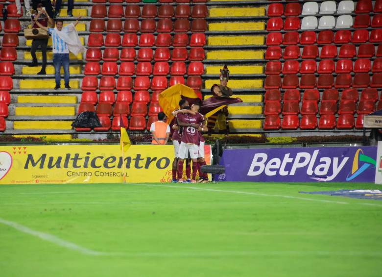 A los alrededores del Estadio Manuel Murillo Toro hubo dos heridos con arma blanca. FOTO @cdtolima