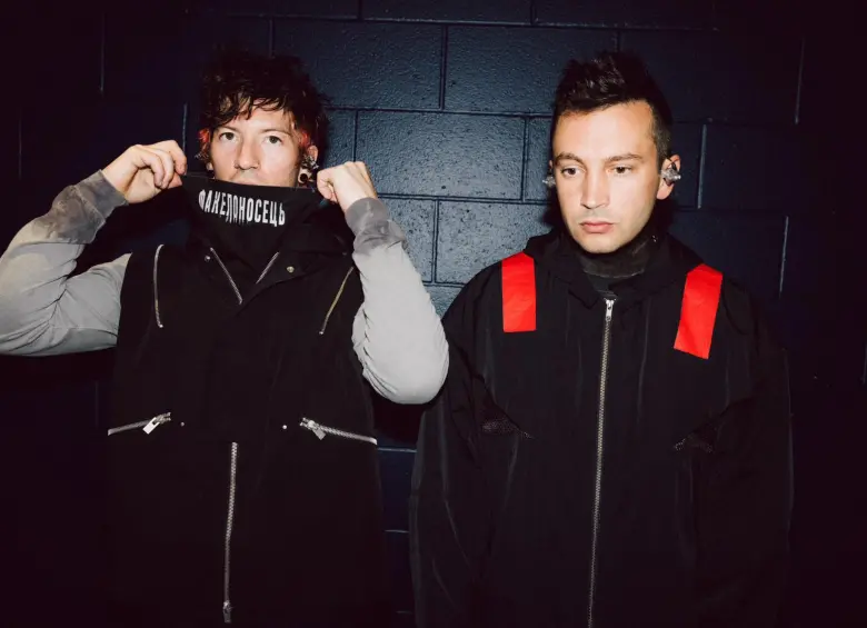 Tyler Joseph y Josh Dun, integrantes de Twenty One Pilots, durante una presentacón de The Clancy World Tour. FOTO cortesía Twenty One Pilots