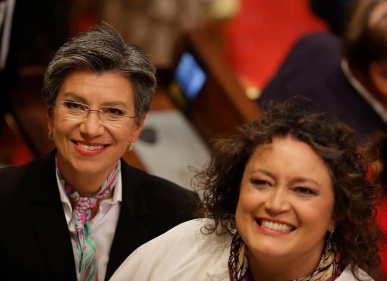 La alcaldesa de Bogotá, Claudia López, acompañó a la posesión a su esposa, Angélica Lozano. FOTO COLPRENSA/Álvaro Tavera