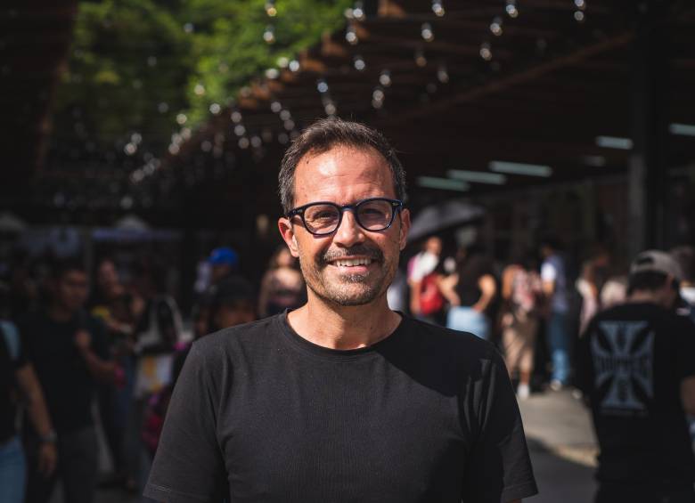 “Si pedimos a la IA que componga, nos dará un cover de bar, pero nunca será Mick Jagger”, dijo Sebastián Tonda en la Fiesta del Libro. FOTO EL COLOMBIANO