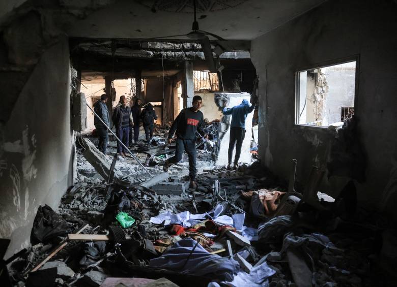 Palestinos observan los daños tras un ataque israelí en Deir al-Balah, en Gaza, en medio de la segunda fase del plan respaldado por EE. UU. para poner fin a la guerra. FOTO: AFP.