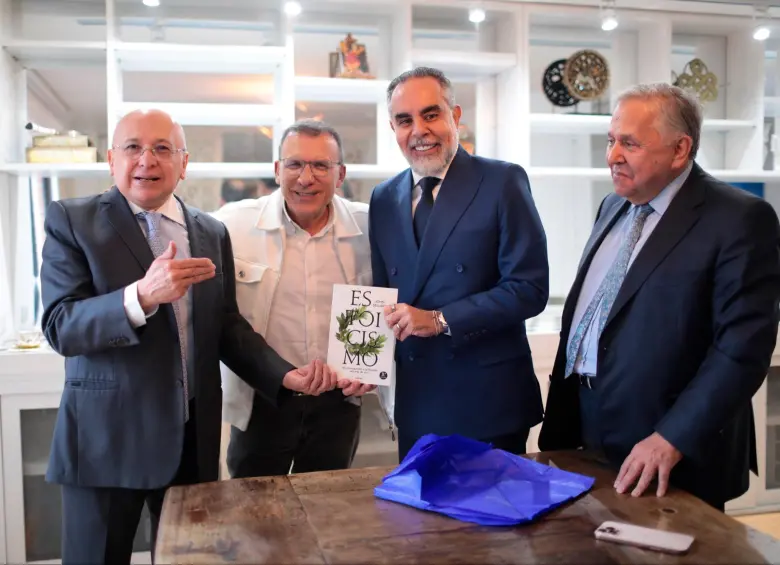 Los ministros Armando Benedetti y Eduardo Montealegre sellaron su reconciliación con un apretón de manos y un libro sobre estoicismo. FOTO: X @AABenedetti