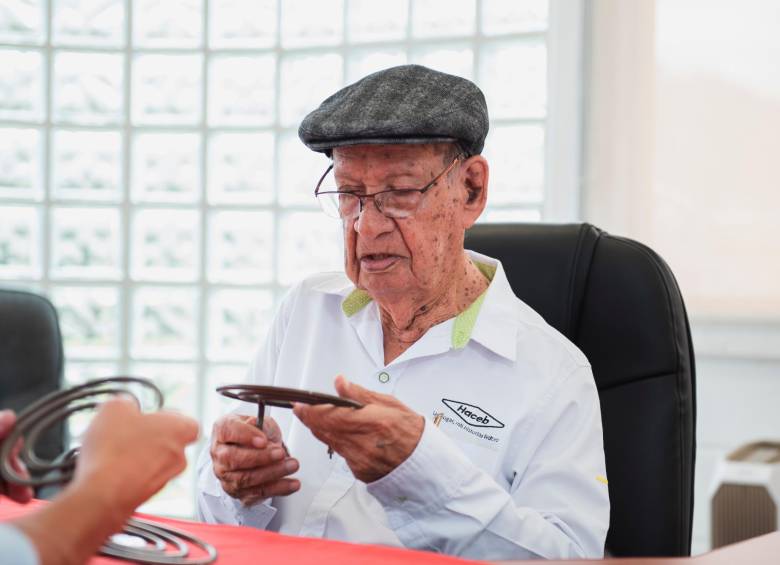 José María Acevedo Alzate nació el 2 de agosto de 1919. A sus 103 años sigue activo, ideando nuevos productos y preocupándose por la innovación. La ópera y el ajedrez son dos de sus cosas favoritas. FOTO cortesía