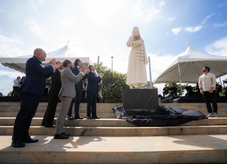 Medellín rindió homenaje a las víctimas del holocausto del Palacio de Justicia con la escultura “Vacío presente”