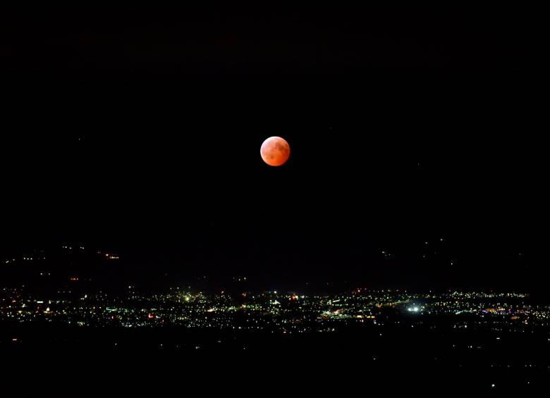 La “Luna de Sangre” iluminó el cielo durante el eclipse lunar total, ofreciendo un espectáculo inolvidable capturado desde distintas partes del mundo. FOTOS: Getty