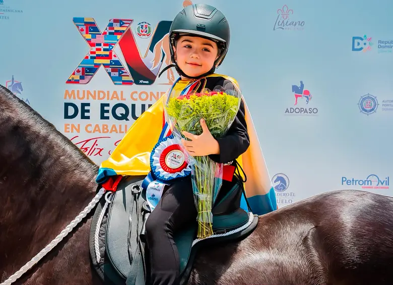 Fátima con su galardón de campeona. FOTO @hibanmarinagencia