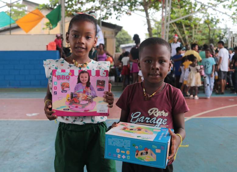 Algunos de los menores de edad que recibieron regalos en la entrega de aguinaldos. FOTO: Cortesía