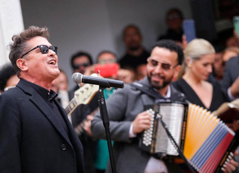 En el funeral, Carlos Vives interpretó algunas canciones que le dejó su unión con Egidio Cuadrado, con quien hizo música por más de 30 años. FOTO Colprensa