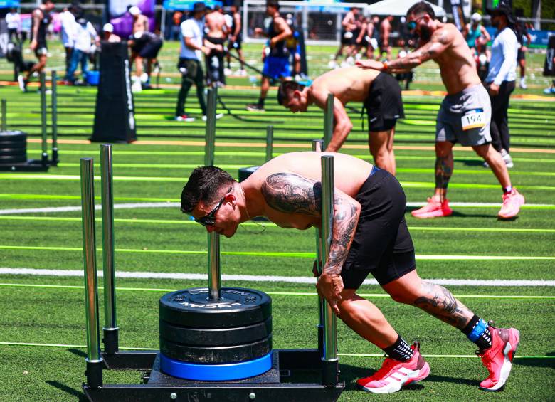 Medellín volvió a ser epicentro del deporte y la innovación al albergar la primera edición de la Revolution Hybrid Run, una competencia que llegó al país para poner a prueba los límites físicos y mentales de los participantes. Foto: Manuel Saldarriaga Quintero.