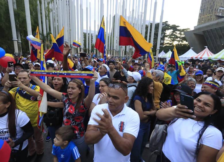 Venezolanos en Medellín hacen plantón en el Parque de Las Luces. FOTO: JAIME PÉREZ