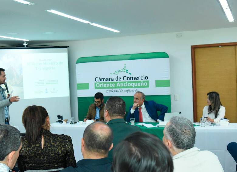 El ministro Reyes escuchando las peticiones de los alcaldes en la Mesa. FOTO: Cortesía Cámara de Comercio del Oriente.