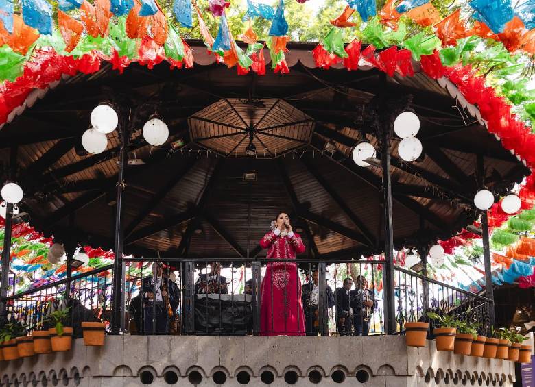 Los mariachis están presentes en toda la ciudad, con sus elegantes atuendos y sus voces, capaces de interpretar con pasión canciones románticas y alegres. FOTO: Oficina de visitantes y convenciones de Guadalajara.