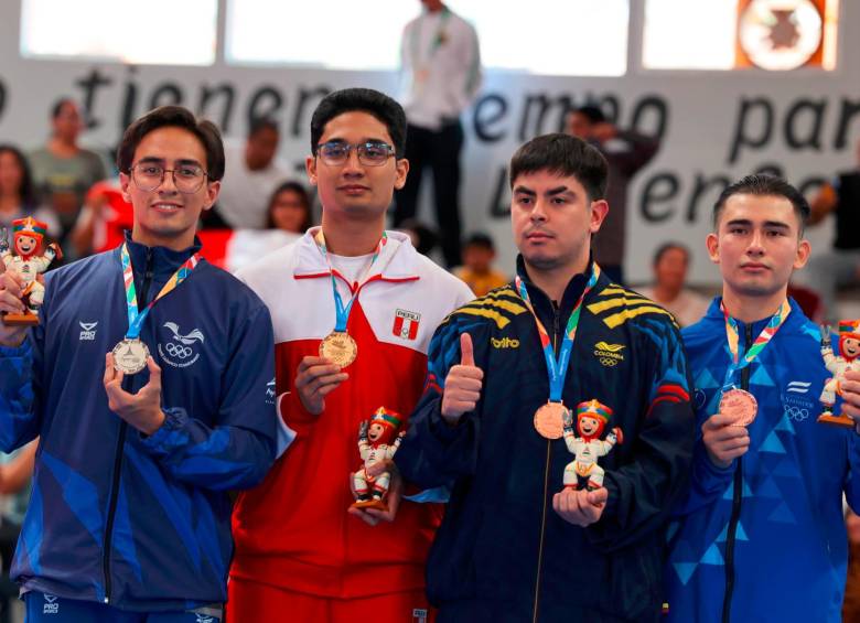 En la imagen aparece Isaac Vélez, con la chaqueta de Colombia, en el podio del taekwondo de los Juegos Bolivarianos. FOTO coc