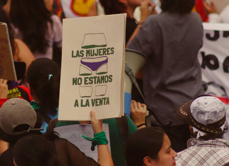 Las movilizaciones del 8M en Medellín transcurrieron de manera pacífica con la participación de miles de manifestantes. FOTO: TOMADA DE X