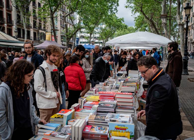 El día del idioma coincide en Cataluña con la fiesta de San Jorge, su patrono, por lo que se celebra entre libros y rosas. FOTO GETTY