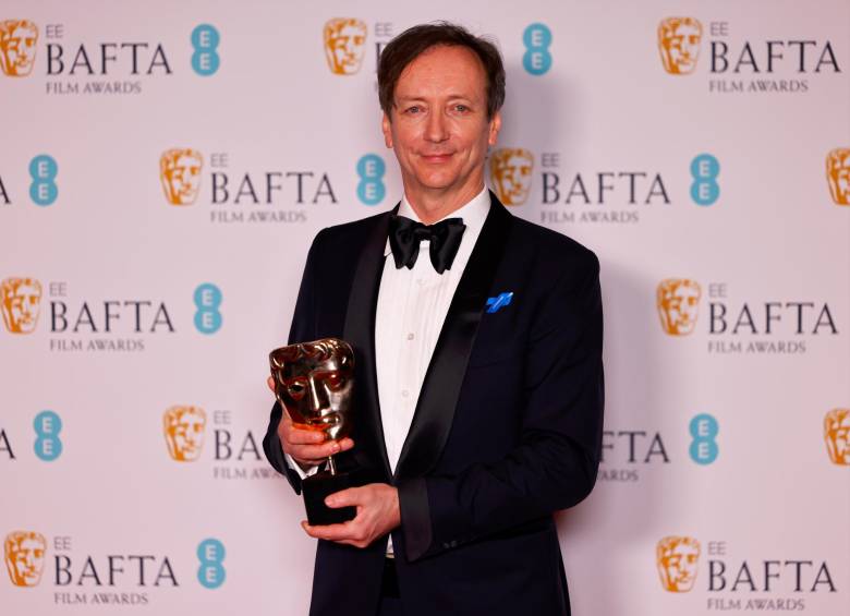 Volker Bertelmann (Hauchska) con su premio Bafta a la Banda Sonora Original por All Quiet on the Western Front. FOTO: EFE