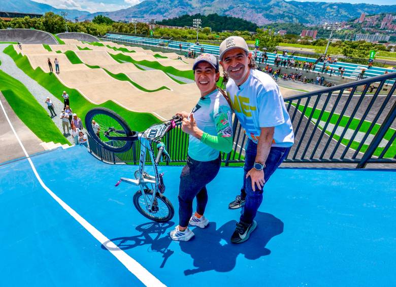Mariana Pajón y Federico Gutiérrez encabezaron la inauguración de la renovada pista de Supercross, la primera obra entregada del proyecto Gran Parque Medellín. FOTO: MANUEL SALDARRIAGA