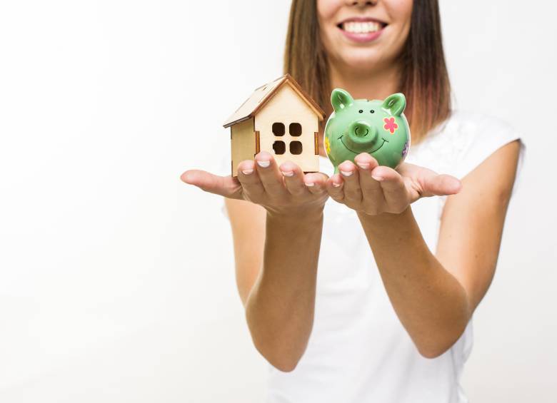 Junio marca un momento clave en el comportamiento del mercado inmobiliario, no solo por la recuperación en la intención de compra, sino también por la llegada de la prima de servicios, un ingreso adicional que muchos colombianos destinan a cubrir separaciones, trámites notariales o abonos iniciales en sus procesos de adquisición de vivienda.