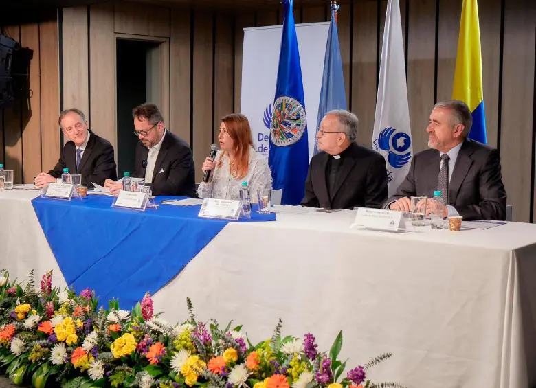 La defensora del Pueblo (centro) destacó que entre los compromisos, hay uno que está relacionado con usar un lenguaje constructivo y que no invite a la estigmatización. FOTO: DEFENSORÍA DEL PUEBLO