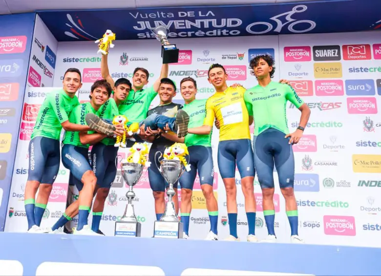 Los hombres del Team Sistecréditro, que contaron con la dirección de Pablo Vélez, y que reinaron en la Vuelta juvenil. FOTO CORTESÍA FEDECICLISMO