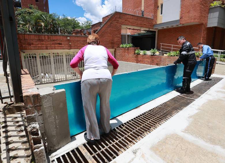 Con esta compuerta, los habitantes del edificio Poblado Bonito evitan que la quebrada La Presidenta se les meta al parqueadero cuando se desborda. Ya tuvo su primera prueba el pasado martes. FOTO: MANUEL SALDARRIAGA