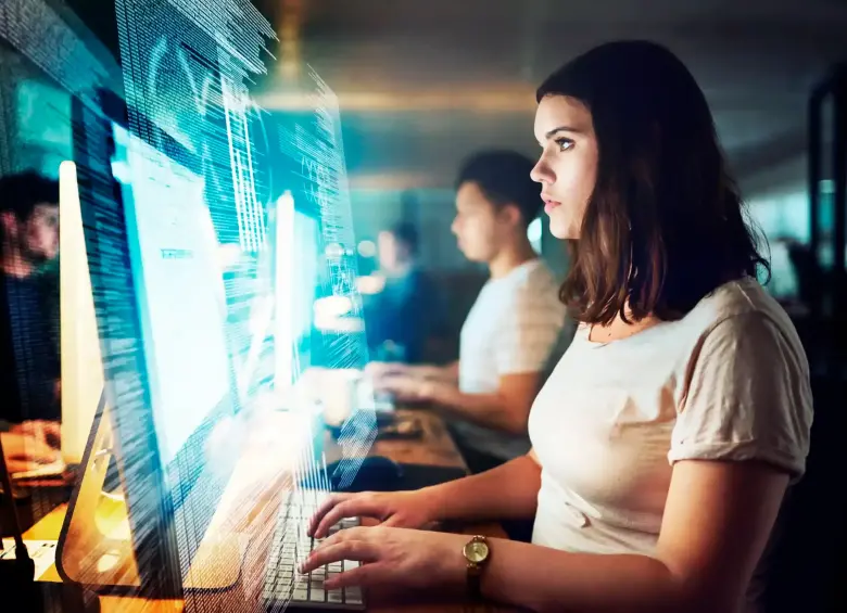 El mercado laboral cambiará de forma acelerada: crecerán los trabajos verdes y tecnológicos, mientras otros roles desaparecerán en pocos años. FOTO: GETTY