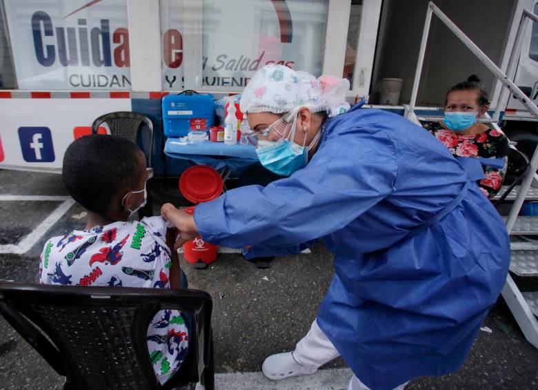 La OMS hizo un llamado a continuar con la vacunación en el mundo. FOTO: Colprensa