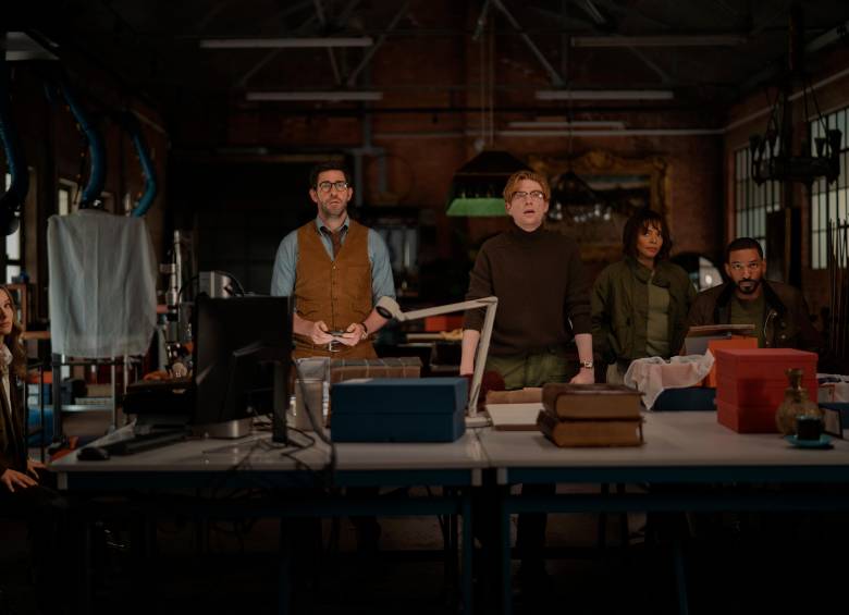Natalie Portman, John Krasinski, Domhnall Gleesonm, Carmen Ejogo y Laz Alonso, en La fuente de la juventud. FOTO Cortesía Apple TV+