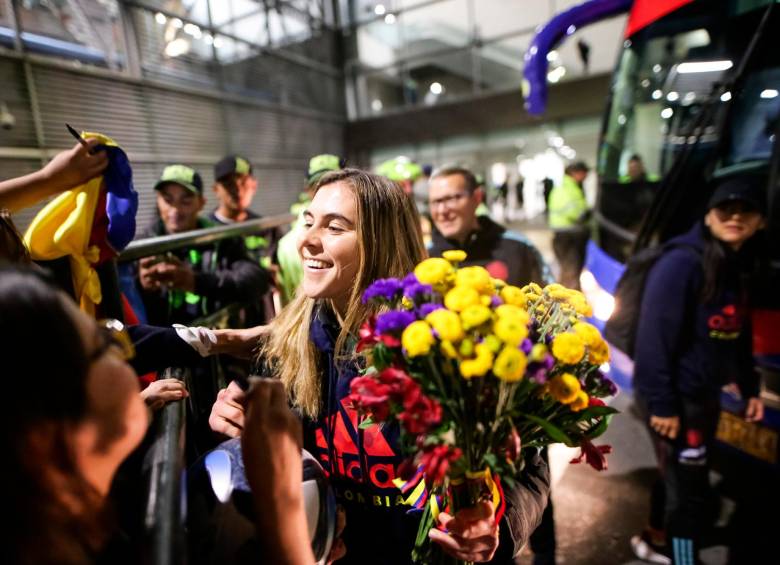 En la imagen aparece la portera Catalina Pérez soriéndole a los aficionados que las esperaban en el aeropuerto El Dorado de Bogotá. FOTO COLPRENSA