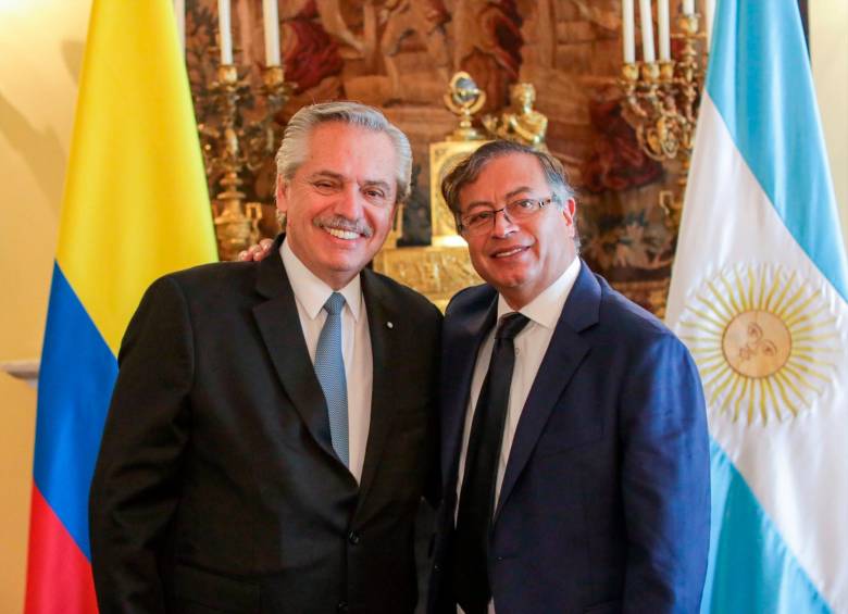 Gustavo Petro se reunió con el presidente de Argentina antes de su posesión. FOTO: TOMADA DE TWITTER @alferdez