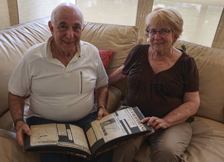 Los hermanos Arturo y Gisela Vayda Shulman sostienen el libro de recortes donde está documentada la historia de lo ocurrido. FOTO Manuel Saldarriaga. 