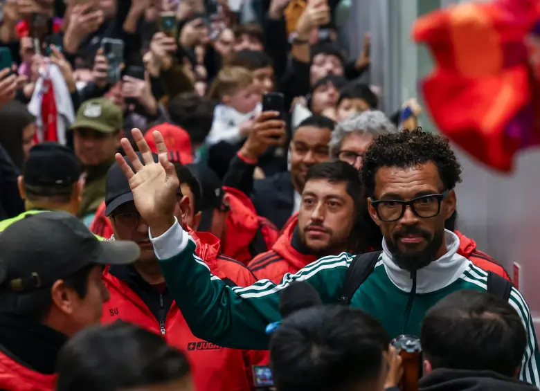 Con una cálida bienvenida de los hinchas, Vozinha aterrizó en Santiago para cerrar su incorporación al Colo Colo, líder del fútbol chileno. FOTO: GETTY