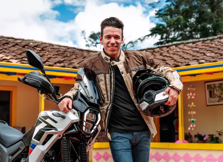 Rigoberto Urán presentó la campaña Acelera tu proceso junto a AKT Motos. FOTOS Colprensa