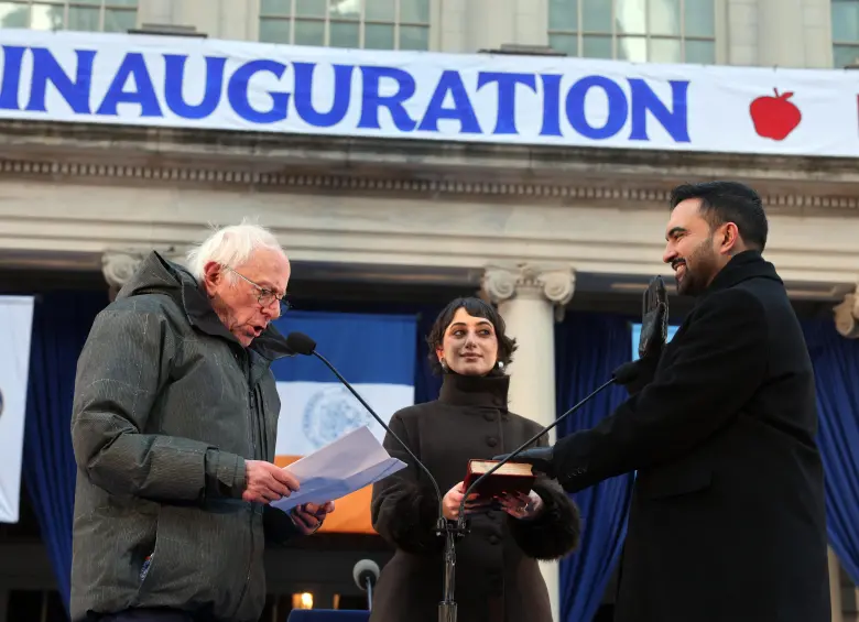 El alcalde de Nueva York, Zohran Mamdani, juramentó como el 112.º alcalde de la ciudad de Nueva York en el Ayuntamiento el 1 de enero de 2026, ante el senador Bernie Sanders (VT-I). Mamdani añadió una fiesta vecinal a los actos oficiales de inauguración para que miles de neoyorquinos pudieran participar.