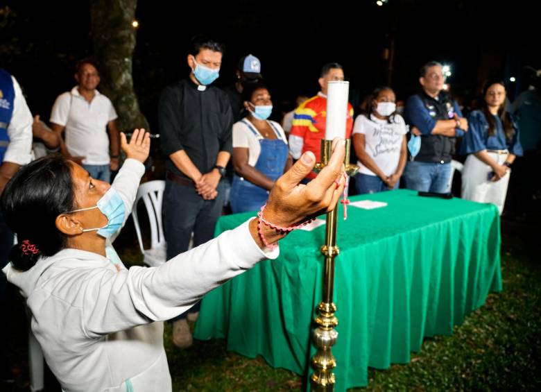 Familiares e hinchas de Rincón llegaron hasta la clínica Imbanaco para orar por la salud del exfutbolista. Sebastián publicó la primera imagen con su padre en el hospital. FOTOs EL PAÍS E INSTAGRAM