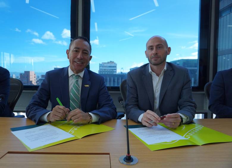 El presidente de Ecopetrol, Ricardo Roa, y Francesco Bertoli, gerente general de Enel Colombia, firman el acuerdo. Foto: Cortesía