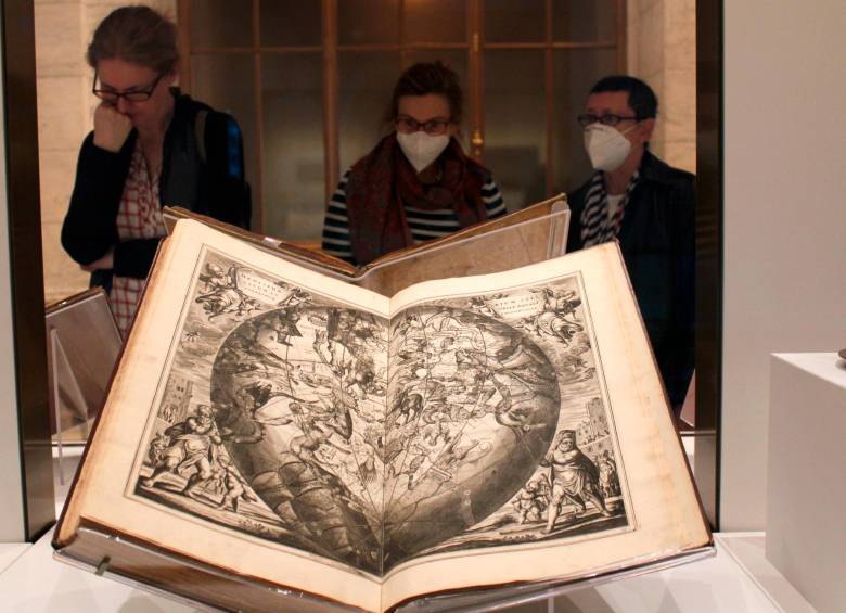 Visitantes a la Biblioteca contemplan un ejemplar de “Harmonia Macrocosmica”, de Andrés Cellarius. Se trata de una de las piezas más valiosas de la colección. Foto: Efe.