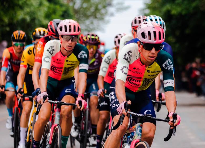 Urán está sólido y se siente bien de salud para seguir escalando en la general del Giro. Fue subcampeón en 2023 y 2014. FOTO TWITTER EF