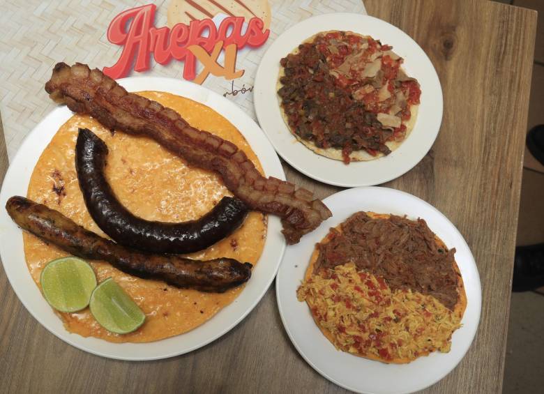 Arepas y “arepotas” acompañadas de tradicionales adiciones como chicharrón, huevo, hogao, asadura y buche se han vuelto todo un éxito en Arepas XL.