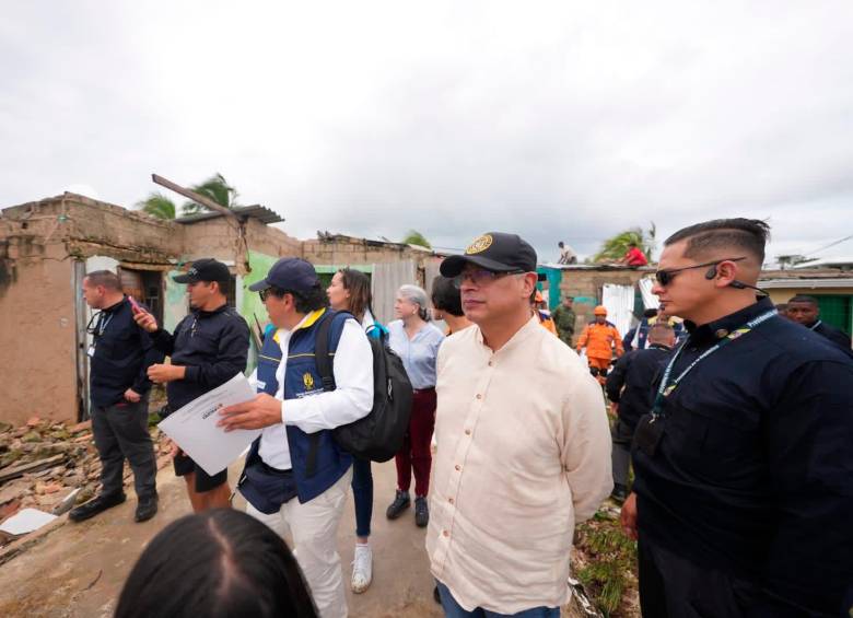 Este domingo el presidente Gustavo Petro hizo un recorrido por San Andrés para evaluar los daños de Julia. FOTO Presidencia