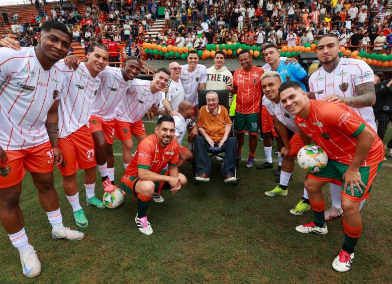 El profesor Luis Fernando Montoya también estuvo como invitado especial en el partido del Día del Fútbol Envigadeño. Tuvo la oportunidad de realizar la charla técnica con todas las figuras. FOTO manuel Saldarriaga 