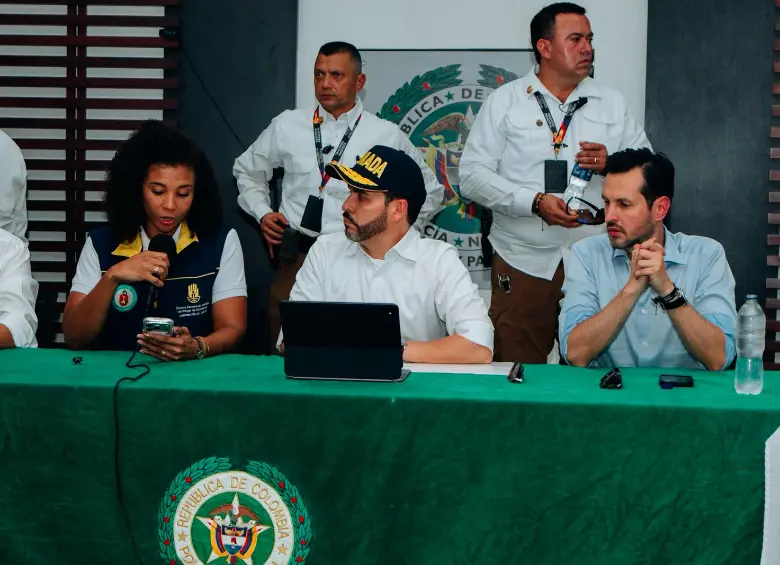 El presidente, Abelardo de la Espriella, visitó Quibdó para conocer de primera mano la dimensión de la tragedia. FOTO COLPRENSA