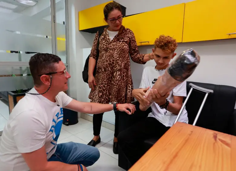 Catis Sofía y Santiago acompañaron a Matías a dar sus primeros pasos con la nueva prótesis. FOTO MANUEL SALDARRIAGA