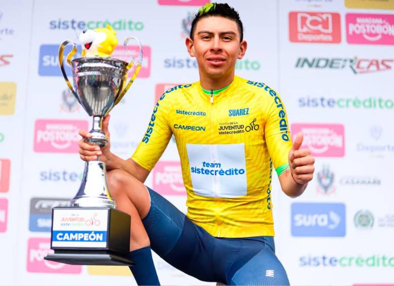 Robert Plazas celebra su consagración como campeón de la Vuelta de la Juventud 2026, el mayor logro de su carrera hasta ahora, tras superar un año marcado por la incertidumbre y regresar al alto rendimiento con el Team Sistecrédito. FOTO CORTESÍA FEDECICLISMO