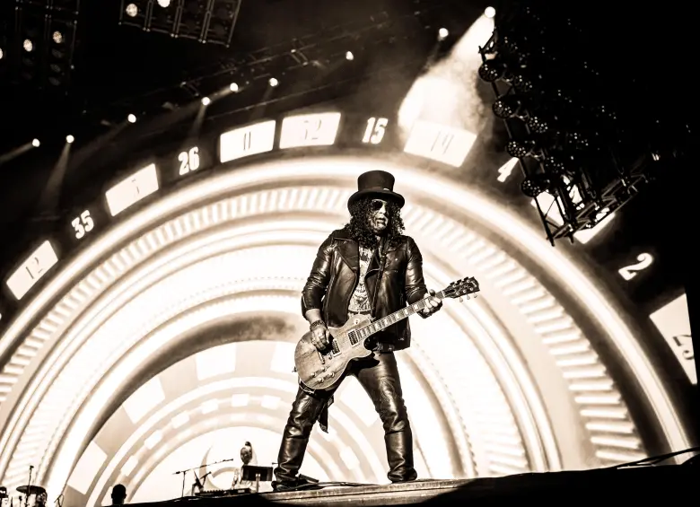 Slash, en pleno concierto de los gunners este martes 7 de octubre en Bogotá. FOTO Cortesía Guns N’ Roses.