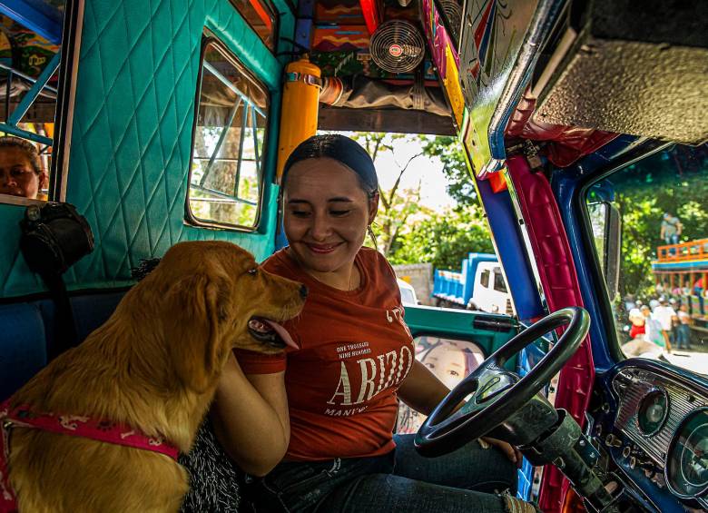 Imagen de Michelle Pino Velásquez, la conductora de una escalera en las vías rurales de Santa Fe de Antioquia. Foto: Carlos Velásquez.
