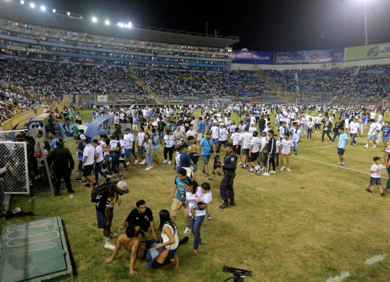 La estampida en el estadio Cuscatlán dejó 12 fallecidos y 88 personas fueron hospitalizadas. FOTO AFP