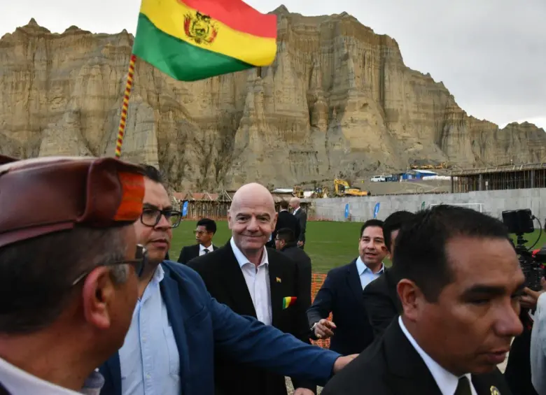 Gianni Infantino anunció desde La Paz la intención de darle la sede de un Mundial a Bolivia. Foto: AFP