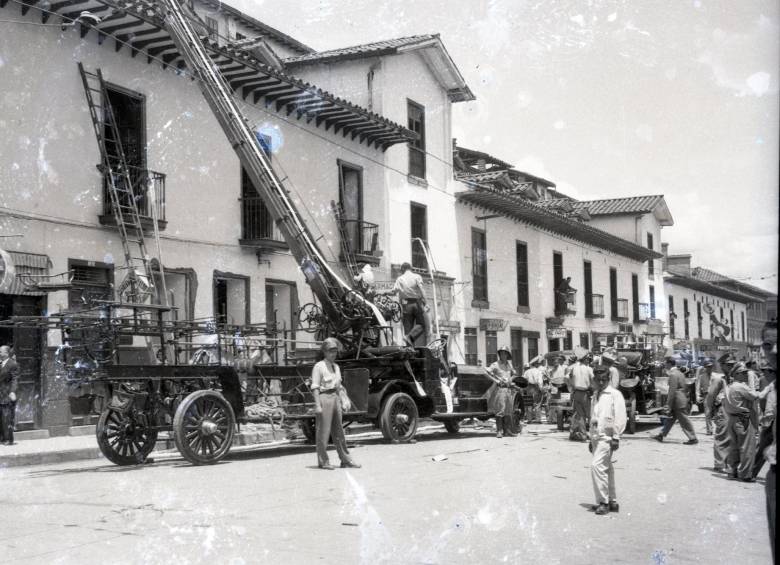 Carrera La Alhambra, en el tramo comprendido entre las calles Amador y Maturín. Además de las edificaciones, que hoy siguen en pie pese a las transformaciones de Guayaquil, se ve un antiguo camión escalera del cuerpo de bomberos de Medellín. FOTO: CARLOS RODRÍGUEZ - FOTO REPORTER / ARCHIVO DEL CENTRO DE INFORMACIÓN PERIODÍSTICA DE EL COLOMBIANO